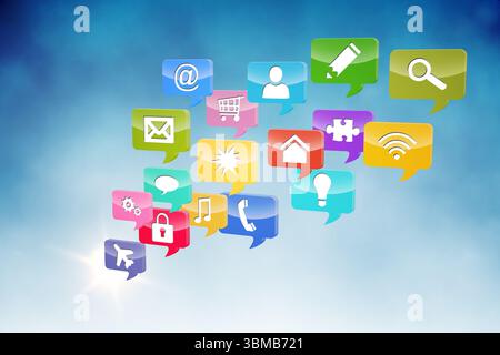 Des icônes colorées de bulle de parole flottent sur un fond bleu dégradé semblable à un ciel dans un design plat Banque D'Images