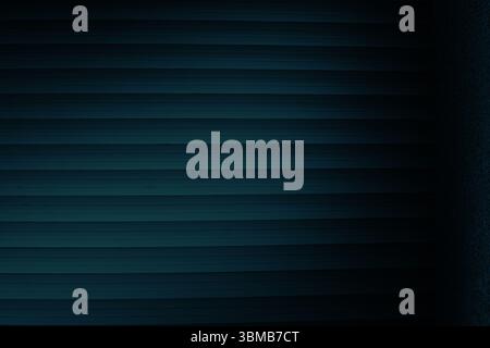 Le volet roulant en métal fermé couvre un panneau de conception plat sombre montrant des lattes étroites et une bande granuleuse Banque D'Images
