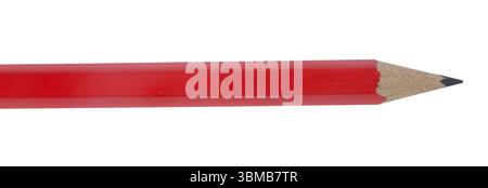 Crayon en bois rouge est couché horizontalement dans un design plat sur fond blanc montrant la pointe de graphite Banque D'Images