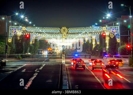 Urgench en long exposé Shoot, une vue d'une autoroute de la ville, Ouzbékistan. Banque D'Images