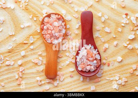 Top view of wooden spoons with Himalayan salt crystals Banque D'Images