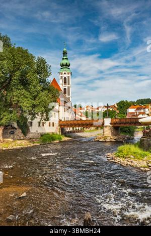 Ancienne église de Saint Judoc (Saint Jošt), Lazebnický Most (pont) sur la rivière Vltava en contrebas du château, Český Krumlov, Bohême, Tchéquie Banque D'Images