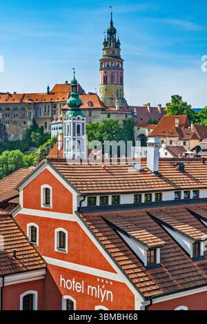 Hôtel Mlyn à l'ancien moulin, tours de l'ancienne église de Saint Judoc (Saint Jošt) et Château à distance, à Český Krumlov, Bohême, Tchéquie Banque D'Images