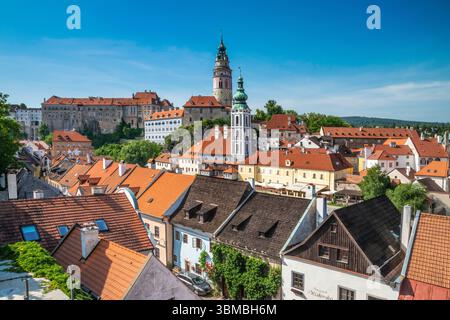 Vue depuis la rue Horni, les tours de l'ancienne église Saint Judoc (Saint Jošt) et le château au loin, à Český Krumlov, Bohême, Tchéquie Banque D'Images