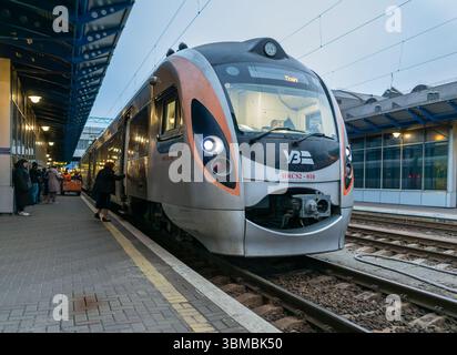 Kiev, Ukraine - 6 avril 2025 : le train interurbain de voyageurs des chemins de fer ukrainiens est debout sur le quai Banque D'Images