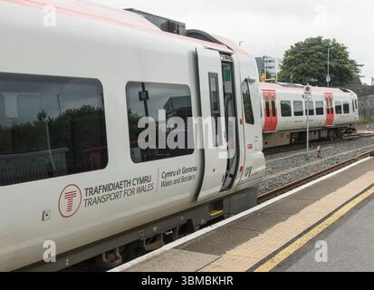 Deux trains transport for Wales à la gare de Carmarthen, pays de Galles, Royaume-Uni Banque D'Images