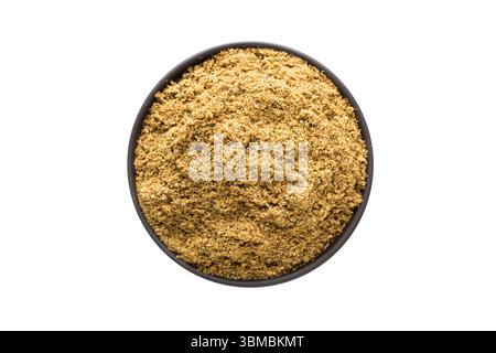Poudre de cumin dans un bol, vue de dessus, isolé sur un fond blanc. épice organique Banque D'Images