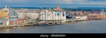 Front de mer de Liverpool montrant l'Albert Dock, le Liver Building et le Musée de Liverpool. Vue aérienne des gratte-ciel de Liverpool avec la cathédrale de Liverpool Banque D'Images