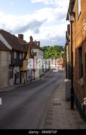 Une scène de rue pittoresque à Saffron Walden, Essex, Angleterre, avec une architecture britannique traditionnelle Banque D'Images