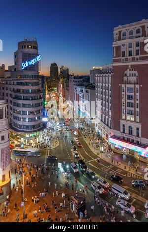 Espagne, Madrid, Espagne, Madrid, rue Gran via avec Edificio Capitol ou Edificio Carrion, bâtiment avec le célèbre panneau Schweppes, et Palacio de la Prensa photo © Fabio Mazzarella/Sintesi/Alamy Live News Banque D'Images