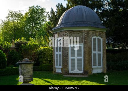Une vue pittoresque de la Summerhouse avec un toit en dôme entouré de verdure luxuriante dans Bridge End Gardens, Saffron Walden Banque D'Images