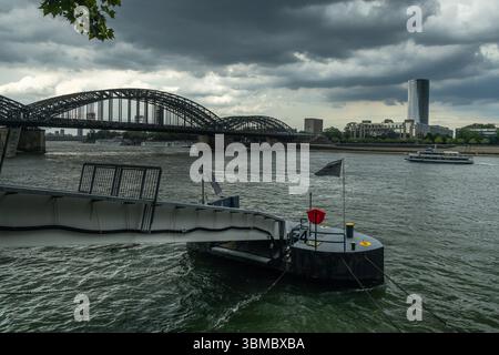 Pont Hohenzollern sur le Rhin à Cologne (Koln, Allemagne) Banque D'Images