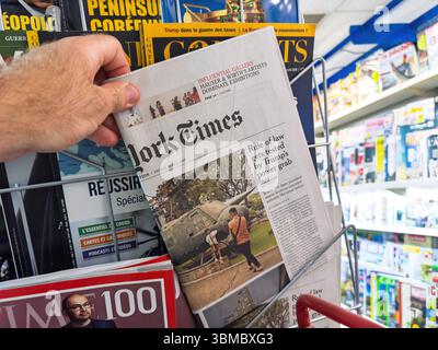 Paris, France - 2 mai 2025 : le New York Times International Edition se tient sur un présentoir à magazines avec le titre L'État de droit est testé par Trump Banque D'Images