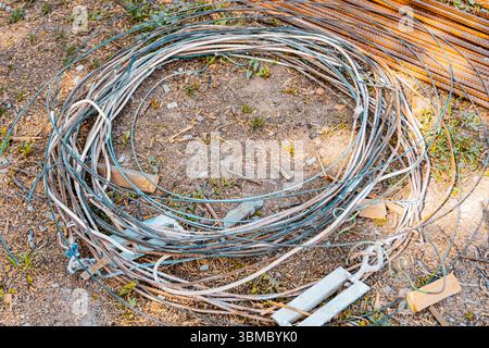 Pile de fils galvanisés sur le sol. Photo de haute qualité Banque D'Images