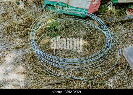 Pile de fils galvanisés sur le sol. Photo de haute qualité Banque D'Images
