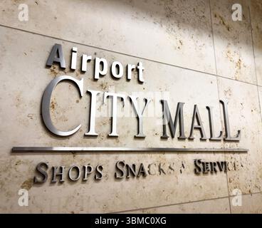 Francfort, Allemagne- 7 mai 2025 : de grandes lettres argentées Reading Airport City Mall sont montées sur un mur de pierre à Francfort, des magasins de publicité, des collations, un Banque D'Images
