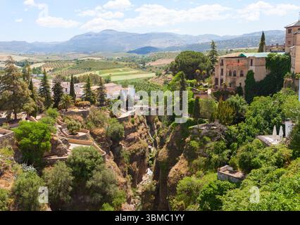 Vue sur la vieille ville de Ronda dans la province de Malaga, Andalousie, Espagne. Jardins de Cuenca (jardins de Cuenca) suspendus au-dessus de la gorge El Tajo. Banque D'Images