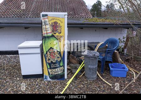 Déchets encombrants, réfrigérateur avec publicité Wolters Pilsener et poubelle devant un club-House près de Braunschweig, Vechelde, basse-Saxe, Allemagne, Europe Banque D'Images