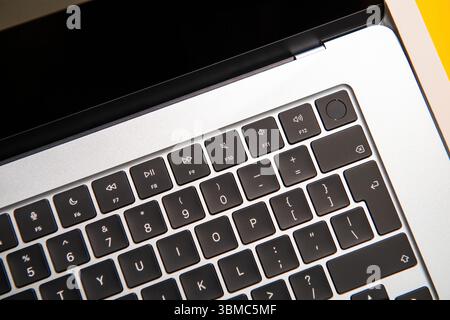 Paris, France - 13 mars 2025 : vue détaillée de la nouvelle disposition du clavier sur MacBook Air M4, mettant en évidence la touche Muet. Banque D'Images