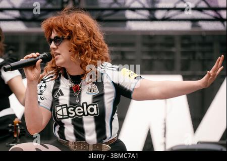 15 juin 2025 - Newcastle, Royaume-Uni : CMAT se produit au St James' Park de Newcastle, en soutien à Sam Fender Banque D'Images