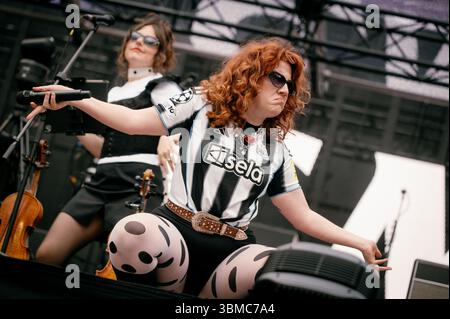 15 juin 2025 - Newcastle, Royaume-Uni : CMAT se produit au St James' Park de Newcastle, en soutien à Sam Fender Banque D'Images