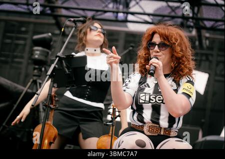 15 juin 2025 - Newcastle, Royaume-Uni : CMAT se produit au St James' Park de Newcastle, en soutien à Sam Fender Banque D'Images