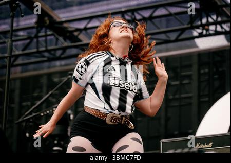 15 juin 2025 - Newcastle, Royaume-Uni : CMAT se produit au St James' Park de Newcastle, en soutien à Sam Fender Banque D'Images