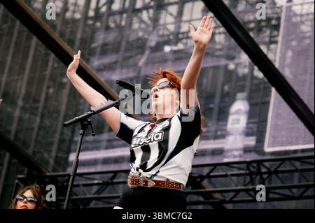 15 juin 2025 - Newcastle, Royaume-Uni : CMAT se produit au St James' Park de Newcastle, en soutien à Sam Fender Banque D'Images