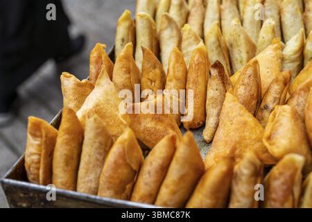 Briwat fromage et légumes, marché souk, Tanger, Maroc, Afrique du Nord, Afrique Banque D'Images