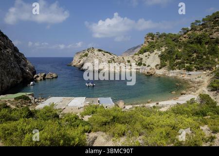 Es Portitxol plage, crique en pierre, municipalité de Sant Joan de Labritja, Ibiza, Îles Baléares, Espagne, Europe Banque D'Images