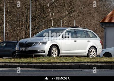PETRVALD, RÉPUBLIQUE TCHÈQUE - 26 JANVIER 2024 : White Skoda Octavia III Combi break dans la rue dans le parking Banque D'Images
