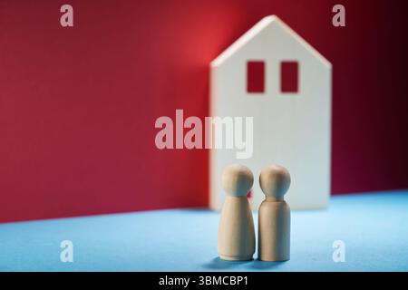 Couple humain en bois commence une vie ensemble avec le concept d'investissement immobilier immobilier Banque D'Images