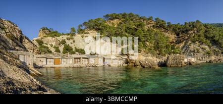 Cabanes à bateaux, es Portitxol, municipalité de Sant Joan de Labritja, Ibiza, Îles Baléares, Espagne, Europe Banque D'Images