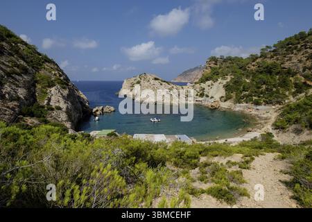 Es Portitxol plage, crique en pierre, municipalité de Sant Joan de Labritja, Ibiza, Îles Baléares, Espagne, Europe Banque D'Images