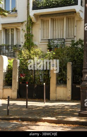 Une charmante photographie mettant en valeur l'extérieur d'un immeuble parisien. Banque D'Images