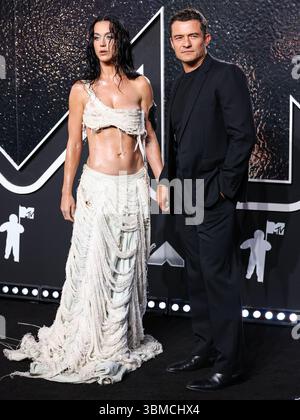 Elmont, États-Unis. 27 juin 2025. (FILE) Katy Perry et Orlando Bloom se sont séparés après près de 10 ans ensemble. ELMONT, NEW YORK, États-Unis - 11 SEPTEMBRE : Katy Perry Wearing Who Decides War et son mari/acteur anglais Orlando Bloom arrivent aux MTV Video Music Awards 2024 qui se tiennent à l'UBS Arena le 11 septembre 2024 à Elmont, New York, États-Unis. (Photo de Xavier Collin/image Press Agency) crédit : image Press Agency/Alamy Live News Banque D'Images