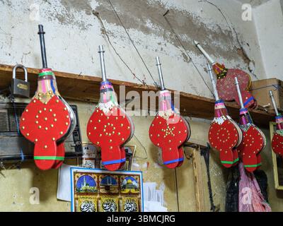 Maroc, Merzouga, 04 juillet 2025. Soufflet traditionnel peint à la main suspendu dans un atelier berbère dans le sud du Maroc, mettant en valeur l'artisanat local et Banque D'Images