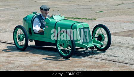 Un CycleKart basé sur une E.R.A monoplace d'avant-guerre, conduisant sur la ligne droite d'arrivée pendant le Brooklands Relivved Festival of Motorsport Weekend Banque D'Images