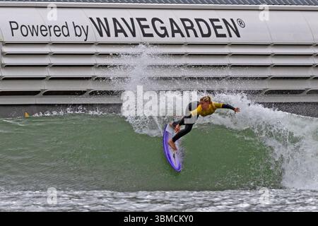 Hi-Land Fling Surf au Lost Shore Surf Resort, Édimbourg, Écosse, Royaume-Uni Banque D'Images