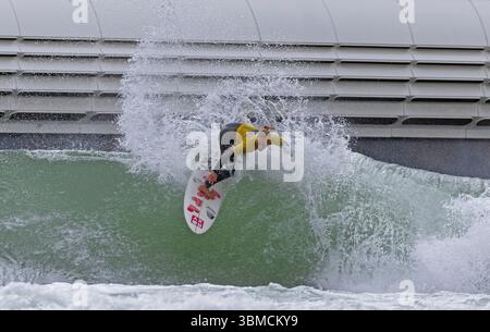 Hi-Land Fling Surf au Lost Shore Surf Resort, Édimbourg, Écosse, Royaume-Uni Banque D'Images