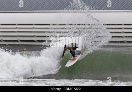 Hi-Land Fling Surf au Lost Shore Surf Resort, Édimbourg, Écosse, Royaume-Uni Banque D'Images