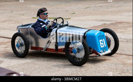 Un CycleKart basé sur une E.R.A monoplace d'avant-guerre, conduisant sur la ligne droite d'arrivée pendant le Brooklands Relivved Festival of Motorsport Weekend Banque D'Images