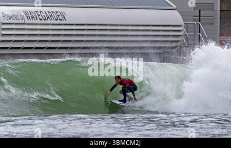 Hi-Land Fling Surf au Lost Shore Surf Resort, Édimbourg, Écosse, Royaume-Uni Banque D'Images
