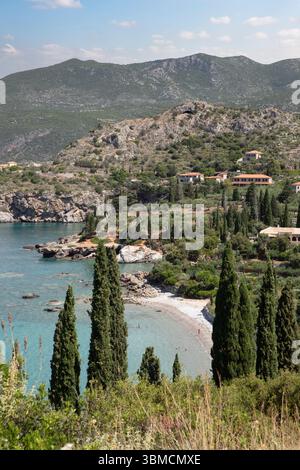 Vue sur la plage et le littoral de Kalamitsi, Kardamyli, Mani Ouest, Messénie, Péloponnèse, Grèce, Europe Banque D'Images