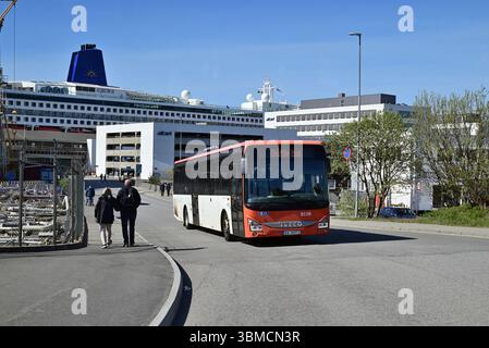 Une navette transportant les passagers d'un bateau de croisière en visite dans les rues de Haugesund dans l'ouest de la Norvège. Banque D'Images