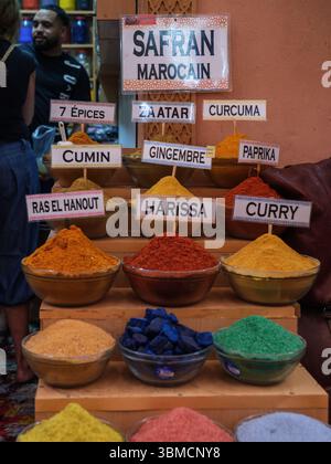 Exposition d'épices marocaines traditionnelles dans un souk de Marrakech, mettant en valeur les saveurs locales telles que la harissa, ras el hanout et le safran. Banque D'Images