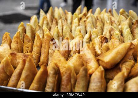 Briwat fromage et légumes, marché souk, Tanger, Maroc, Afrique du Nord, Afrique Banque D'Images