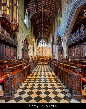 Vue intérieure de la Quire dans la cathédrale de Newcastle, newcastle upon Tyne, regardant vers la fenêtre est Banque D'Images