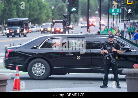 Washington, États-Unis. 25 juin 2025. Le président américain Donald Trump, qui vient d’assister au sommet de l’OTAN, est photographié dans une voiture sur le chemin de son retour à la Maison Blanche à Washington, DC, États-Unis, le 25 juin 2025. Trump a exhorté mercredi le Congrès à « tuer » la voix de l'Amérique, marquant la deuxième tentative de son administration depuis son retour au pouvoir. Crédit : HU Yousong/Xinhua/Alamy Live News Banque D'Images
