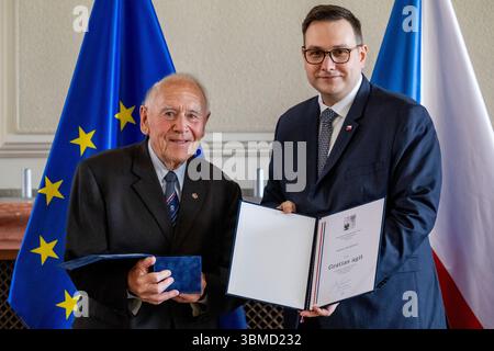 Prague, République tchèque. 26 juin 2025. Le ministre tchèque des Affaires étrangères Jan Lipavsky (à droite) remet le prix Gratias agit 2025 pour la diffusion de la réputation de la République tchèque à des personnalités sélectionnées à Prague, République tchèque, le 26 juin 2025. L’un d’eux est un scientifique d’origine tchèque qui a passé sa carrière au Canada et aux États-Unis Pavel Jelen. Crédit : Ondrej Deml/CTK photo/Alamy Live News Banque D'Images